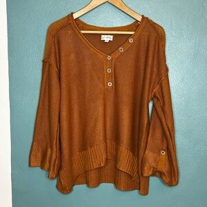 Long Sleeve Medium Exposed Seam Solid Knit V Neck Sweater in Caramel